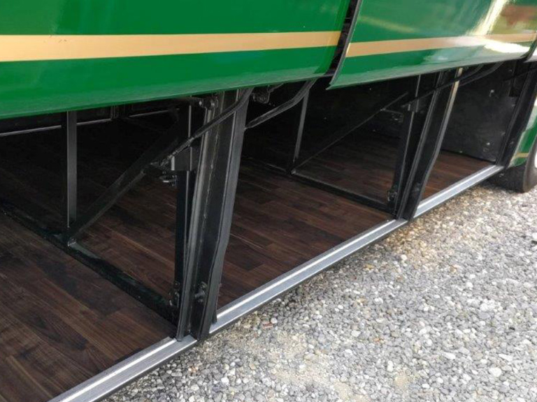 福岡久留米の貸切バス会社株式会社ファーストライナーの大型バスB荷台